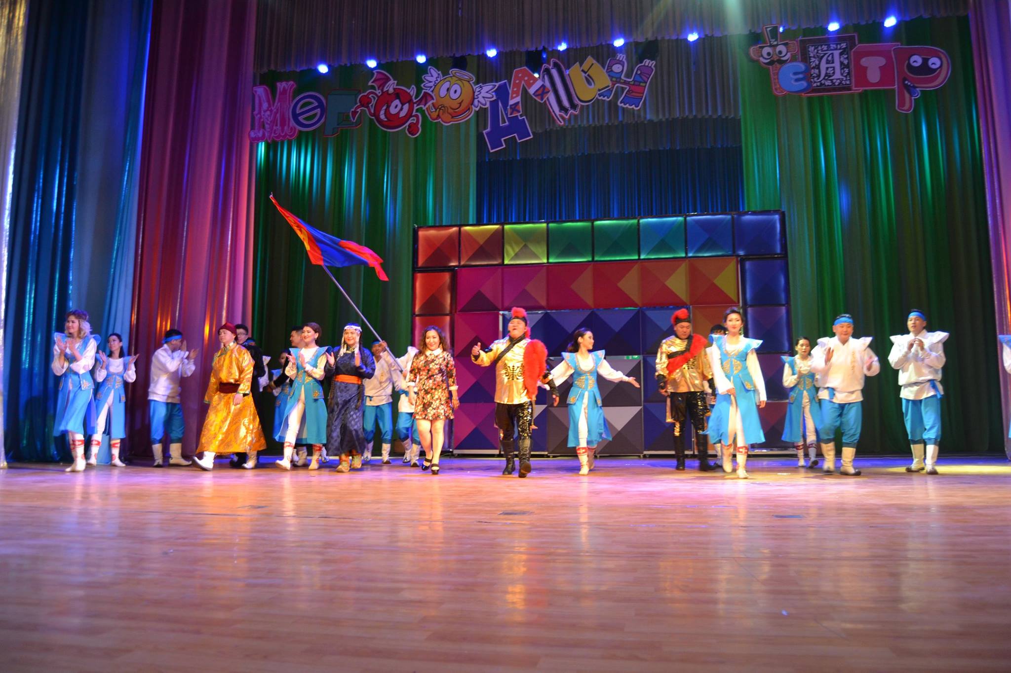 Соёлын төв өргөөнөө “дэлхийг аврах” багийнхан тэсрэлт хийж байна